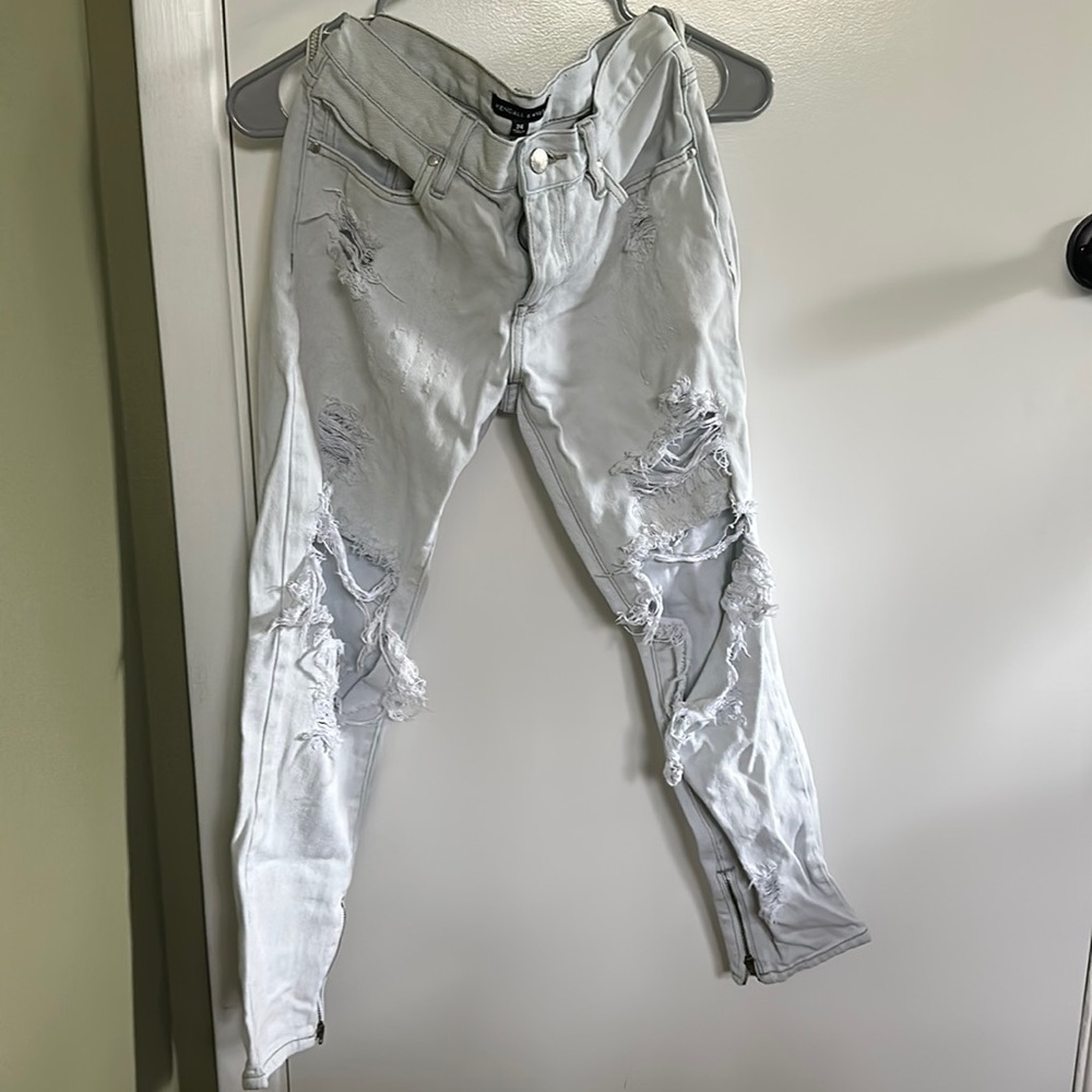 Light wash jean with zipper bottom!